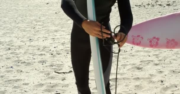 Jonge Man Met Surfplank Het Strand — Stockvideo