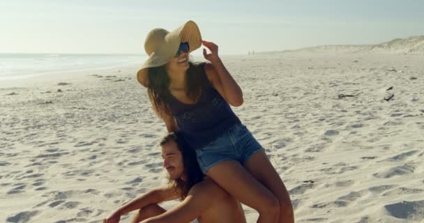 Casal Feliz Divertindo Praia — Vídeo de Stock