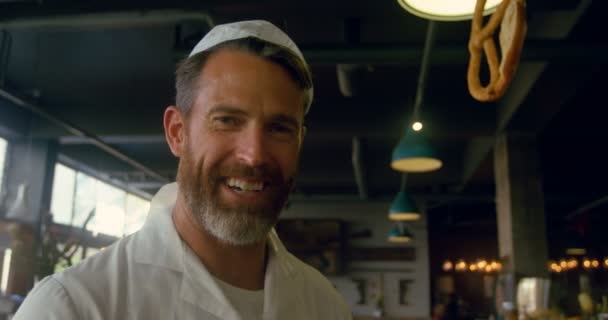 Retrato Del Chef Sonriente Cocina Comercial — Vídeo de stock