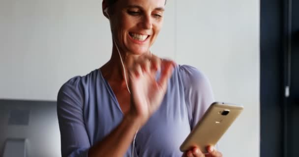 Zakenvrouw Luisteren Muziek Mobiele Telefoon Kantoor — Stockvideo