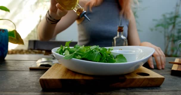 Mujer Joven Vertiendo Aceite Oliva Ensalada Restaurante — Vídeos de Stock