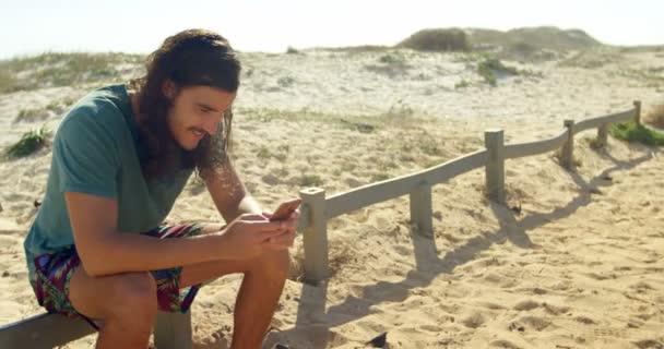 Ευτυχισμένος Άνθρωπος Χρησιμοποιεί Κινητό Τηλέφωνο Στην Παραλία — Αρχείο Βίντεο