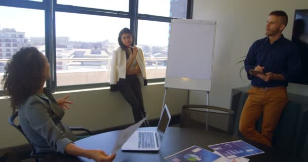 商务同事在办公室4K 的会议上相互交流 — 图库视频影像