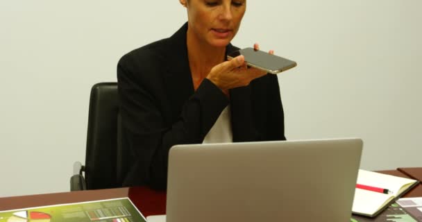 Femme Affaires Parlant Sur Téléphone Portable Dans Bureau — Video