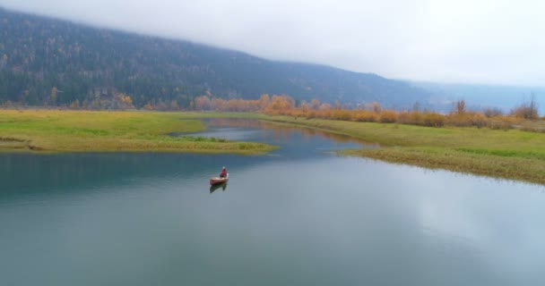 Hombre Remando Barco Lago Campo — Vídeo de stock