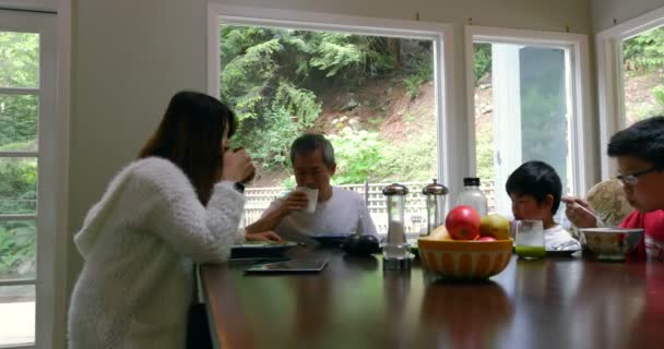 Aile Üyeleri Kahvaltı Yemek Masası Üzerinde — Stok video