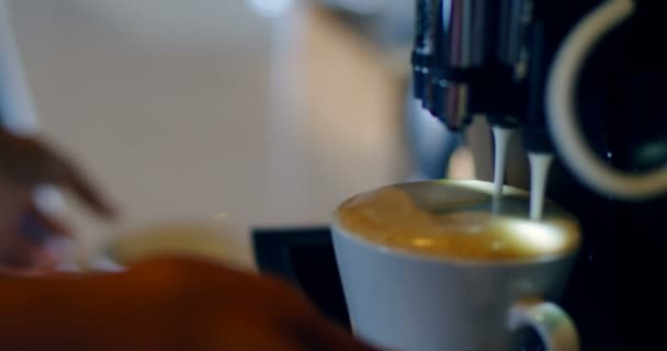 オフィス でカフェテリアでコーヒー女性執行準備のクローズ アップ — ストック動画