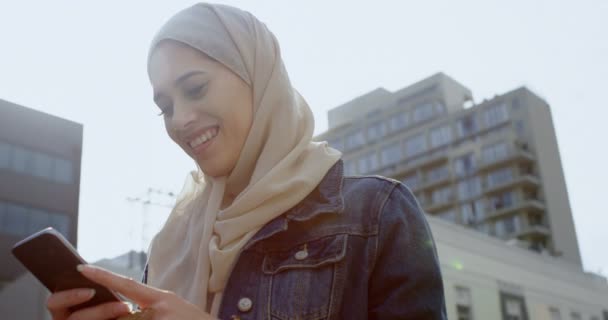 Kvinne Hijab Bruker Mobiltelefon Byen – stockvideo