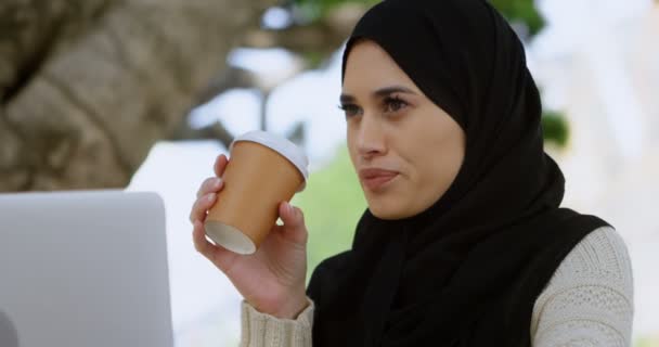 Çok Ciddiyim Hijab Düşünceli Kadında — Stok video