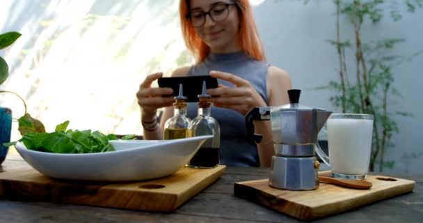 Hermosa Mujer Joven Fotografiando Ensalada Mesa Restaurante — Vídeo de stock