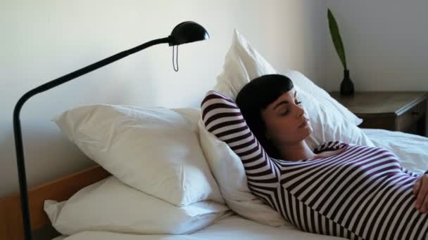 Красива Жінка Спить Спальні Вдома — стокове відео