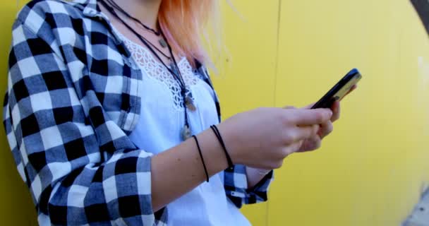 Close Fashionable Woman Using Mobile Phone Yellow Wall Alley — Stock Video