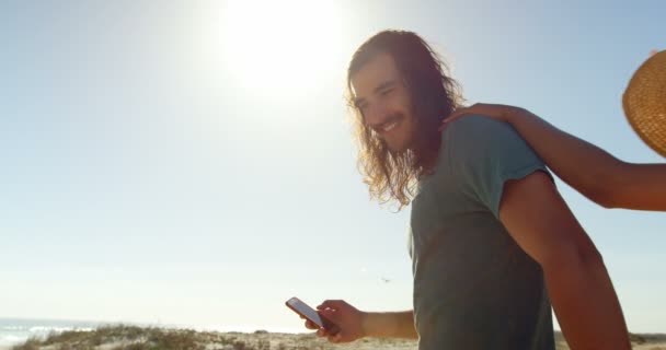 Casal Feliz Tirando Selfie Com Celular Praia — Vídeo de Stock