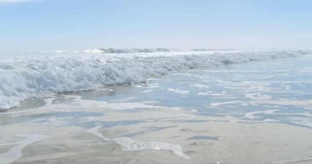 海浪冲向海岸的海面4K — 图库视频影像