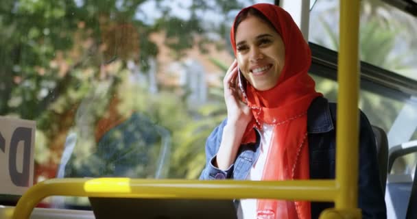 Vrouw Hijab Praten Mobiele Telefoon Bus — Stockvideo