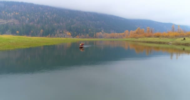 Homem Remando Barco Lago Campo — Vídeo de Stock