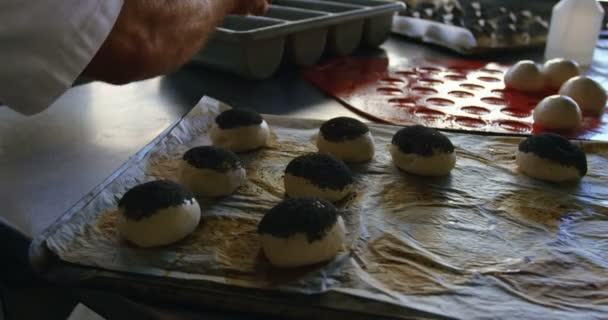 Koch Legt Ungebackene Brötchen Großküche Aufs Blech — Stockvideo