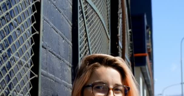 Mujer Sonriente Pie Contra Pared Calle — Vídeos de Stock