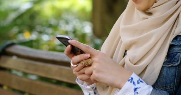 Mujer Hijab Usando Teléfono Móvil Jardín — Vídeo de stock