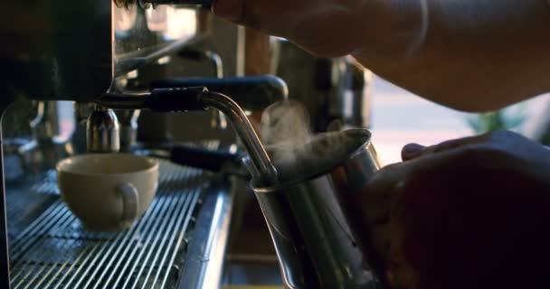 Chef Llenando Taza Café Máquina Mostrador — Vídeo de stock