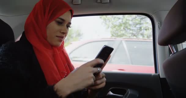 Kvinna Hijab Använda Mobiltelefon Bilen — Stockvideo