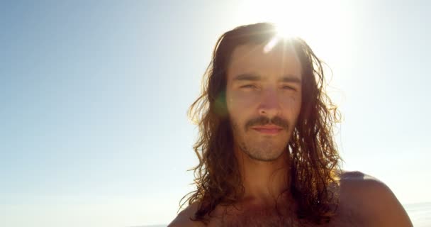 站在沙滩上的人肖像4K — 图库视频影像