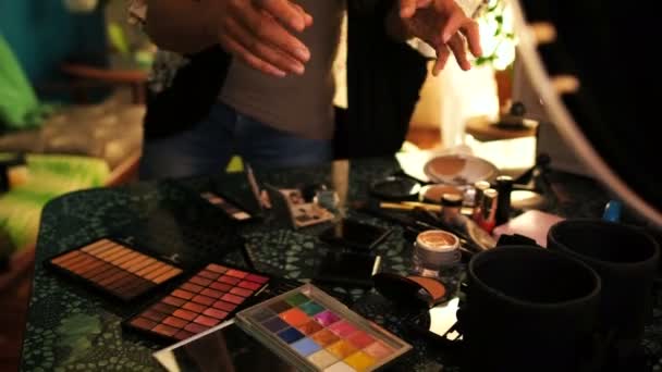 Vrouwelijke Blogger Regelen Van Cosmetica Tafel Bij Huis — Stockvideo