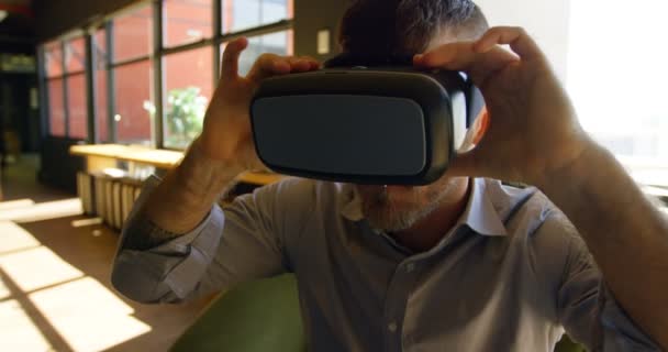 Ejecutiva Masculina Usando Auriculares Realidad Virtual Oficina — Vídeos de Stock