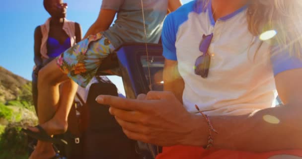 Hombre Hablando Por Teléfono Móvil Playa Día Soleado — Vídeos de Stock