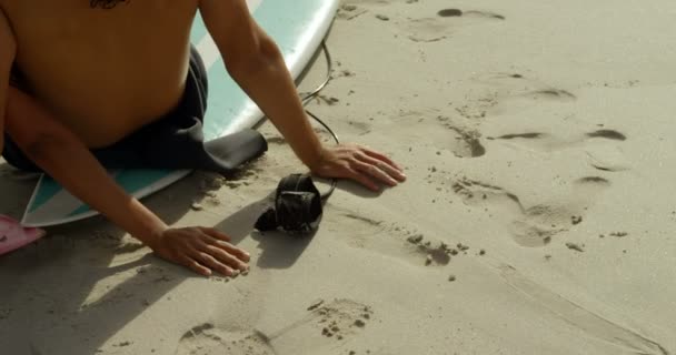 Крупный План Пары Серферов Сидящих Пляже Досками Серфинга — стоковое видео