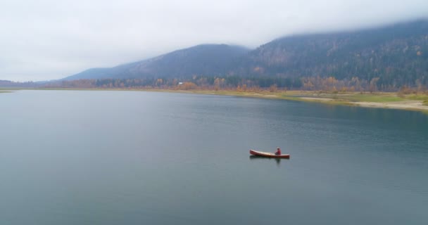 Человек Грести Лодку Озере Сельской Местности — стоковое видео