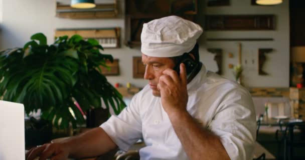 Chef Masculino Hablando Por Teléfono Móvil Panadería — Vídeo de stock