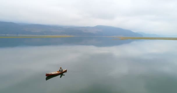 Hombre Bote Remos Con Perro Lago Campo — Vídeo de stock