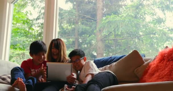 Anne Oğlu Dijital Tablet Oturma Odasında Kullanma — Stok video