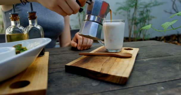Asztalon Étteremben Kávé Elkészítése — Stock videók