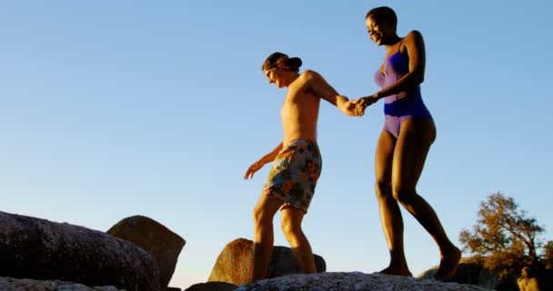 Couple Walking Hand Hand Rock Beach — Stock Video