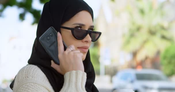 Vakker Kvinne Hijab Som Snakker Mobil Mens Hun Drikker Kaffe – stockvideo