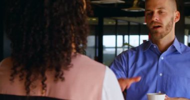 İş arkadaşları birbiriyle ofisindeki 4 k kafeteryasında etkileşim