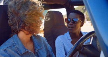 Güneşli bir günde 4 k her arabada ile etkileşim arkadaşlar