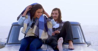 Mutlu çifti beraber araba üzerinde oturan 4 k kaporta
