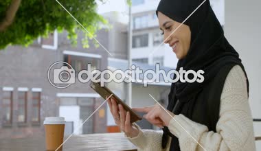 Tablet açık kafede 4 k kullanma hijab güzel kadın