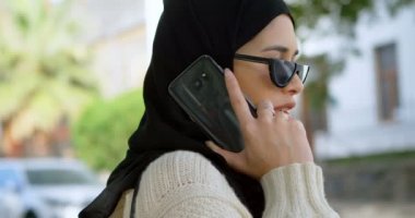 Cep telefonu 4 k üzerinde konuşurken hijab güzel kadın
