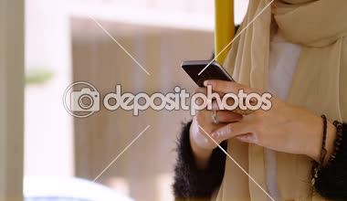 Cep telefonuyla otobüs 4 k hijab kadında
