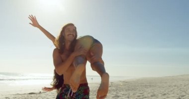 Mutlu çift sahilde 4 k eğleniyor