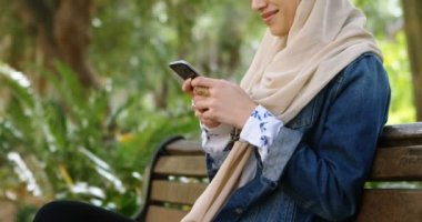 Hijab cep telefonuyla Bahçe 4 bin kadında