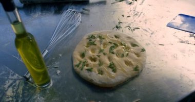 Erkek Şef ticari mutfak 4 k pizza hazırlama Close-up