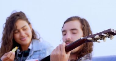 Mutlu çift araba kaporta 4 k üzerinde eğleniyor