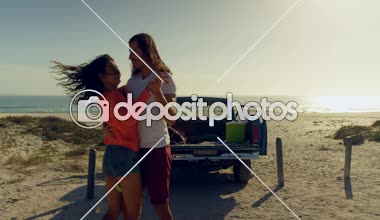 Mutlu çift birlikte 4 k kumsalda dans