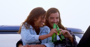 Hippi çift araba üzerinde otururken bira sahip 4 k kaporta