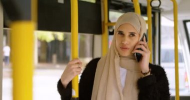 Hareket eden telefon veri yolu 4 k içinde konuşurken hijab kadında